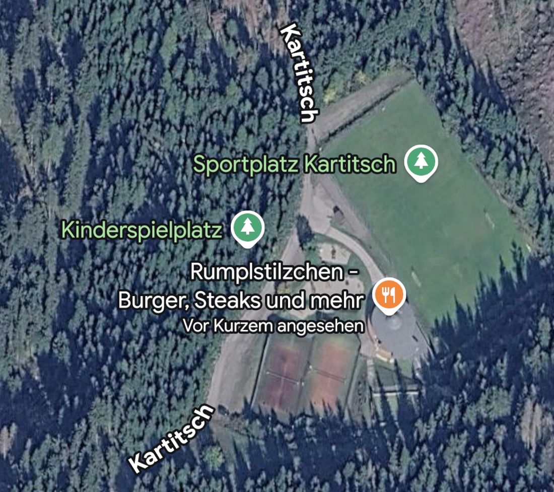 Luftbild von Kartitsch mit Rumplstilzchen, Sportplatz, Tennisplätzen und Kinderspielplatz